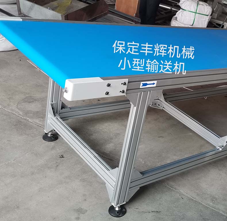 小型輸送機